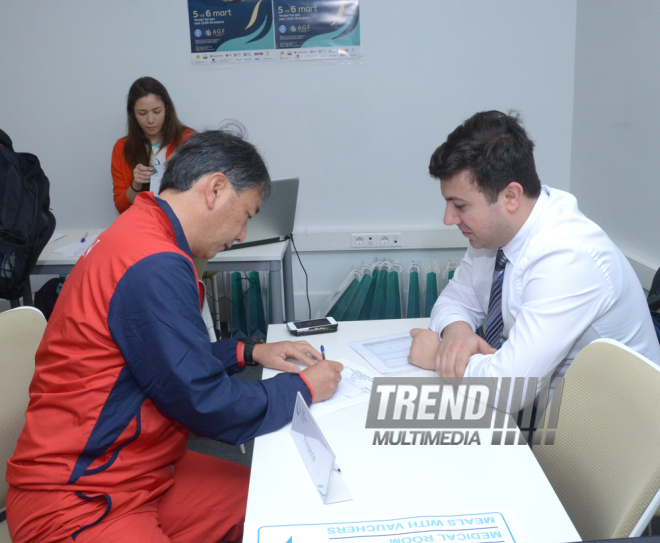 Делегации различных стран проходят аккредитацию на Кубок мира по прыжкам на батуте в Баку. Азербайджан, 3 март, 2016 